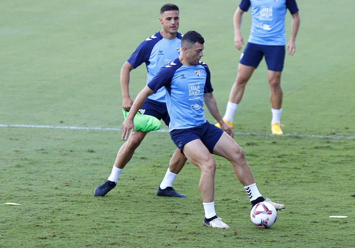 Rahmani protege el balón ante Luismi en un entrenamiento.