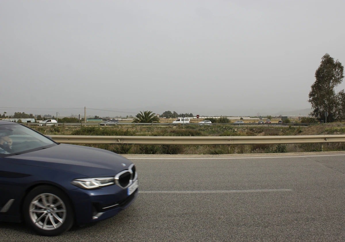 Rotonda que da acceso a la calle Catamarán de Alhaurín de la Torre, desde la A-404, en la que se ubicará el avión.