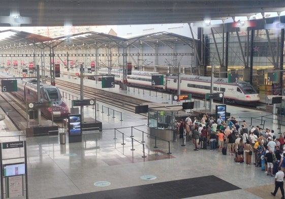 Viajeros esperando al tren en el andén de María Zambrano, esta mañana.