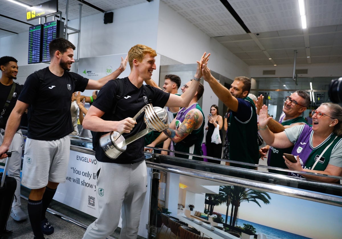 El capitán, Alberto Díaz, saluda a los cajistas desplazados al aeropuerto para recibir a la plantilla en su regreso de Singapur.