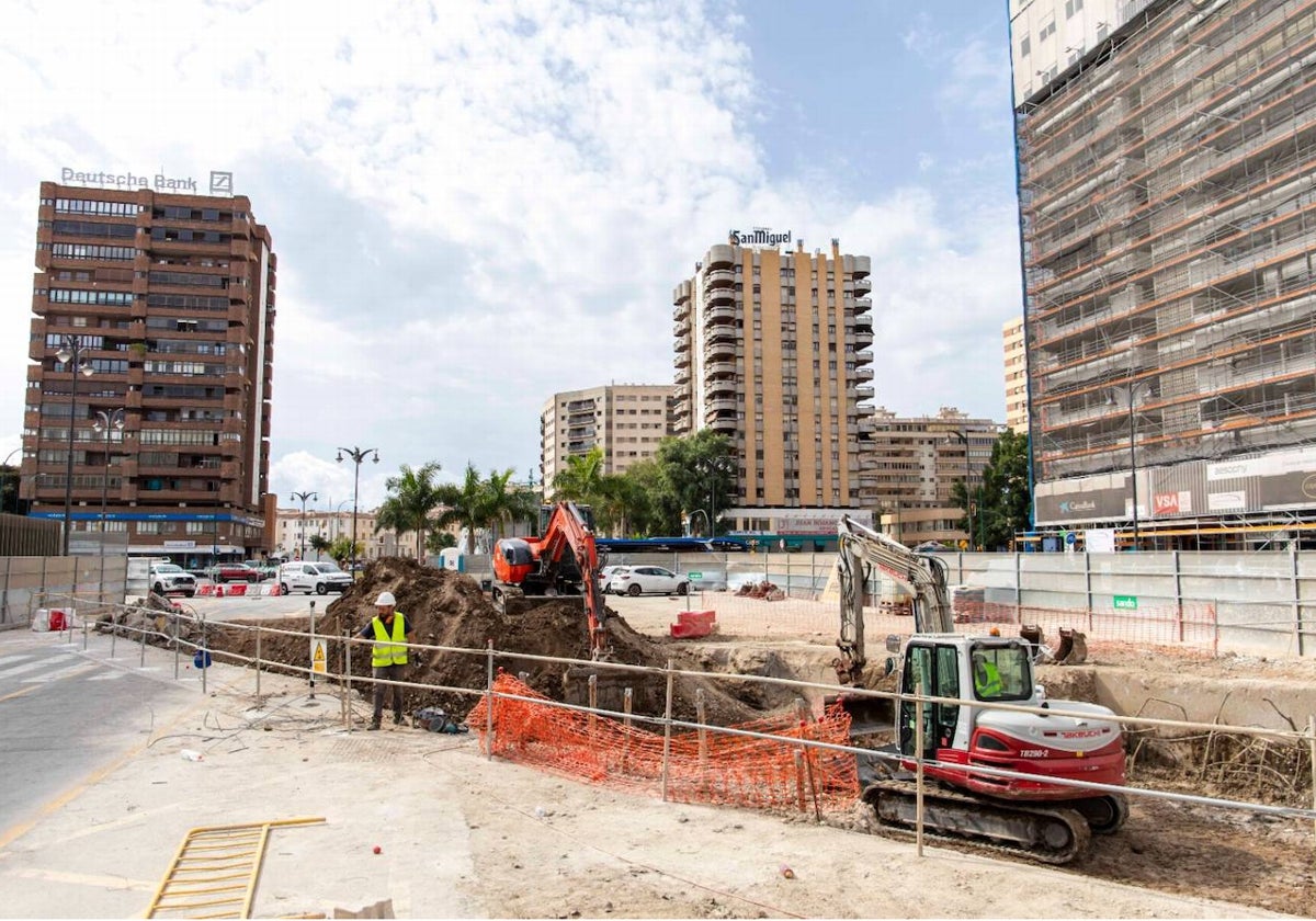 Primeros trabajos de excavación de los restos arqueológicos del metro, frente a El Corte Inglés.