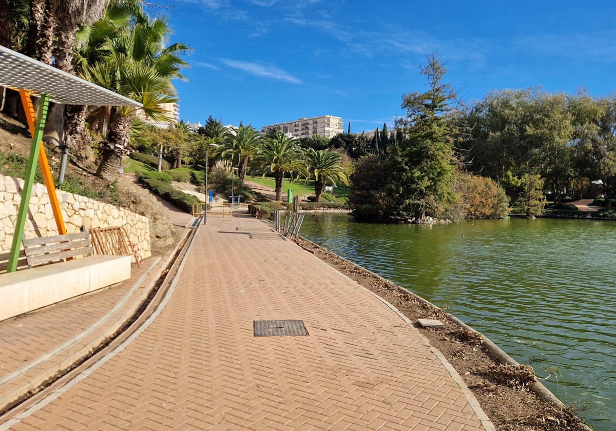 Vista del entorno del lago en el Parque de la Paloma.