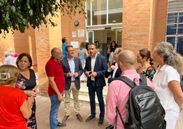 Dani Pérez y Antonio Sánchez, a las puertas del centro de salud.