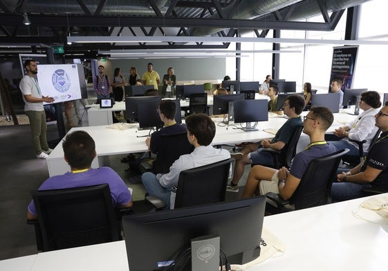 Estudiantes del curso de especialización en Big Data del Centro Integrado de FP Alan Turing, en las instalaciones de Accenture, donde reciben su formación práctica.