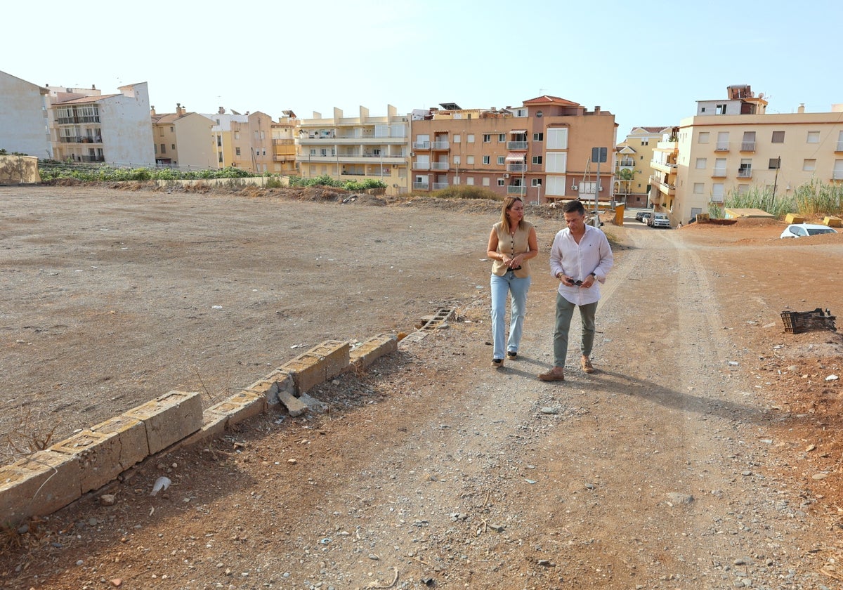 La concejala de Obras y el alcalde torroxeño, en los terrenos adquiridos por el Consistorio.