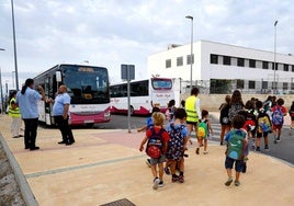 El autobús escolar al pie del CEIP María del Mar Romera.