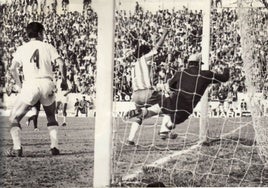 Un gol de Barrios (Granada) ante Goicoechea (Málaga) a principios de los 70