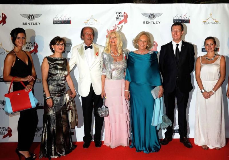 Imagen principal - Luis Ortiz y Gunilla Von Bismarck eran habituales en los eventos marbellíes.