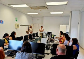 La concejala de Formación y Empleo, en el nuevo curso organizado por el Ayuntamiento para facilitar la inserción al mercado laboral.