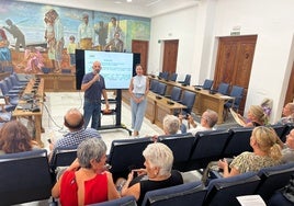 Curso organizado en el Ayuntamiento sobre manejo y alimentación de gatos comunitarios.