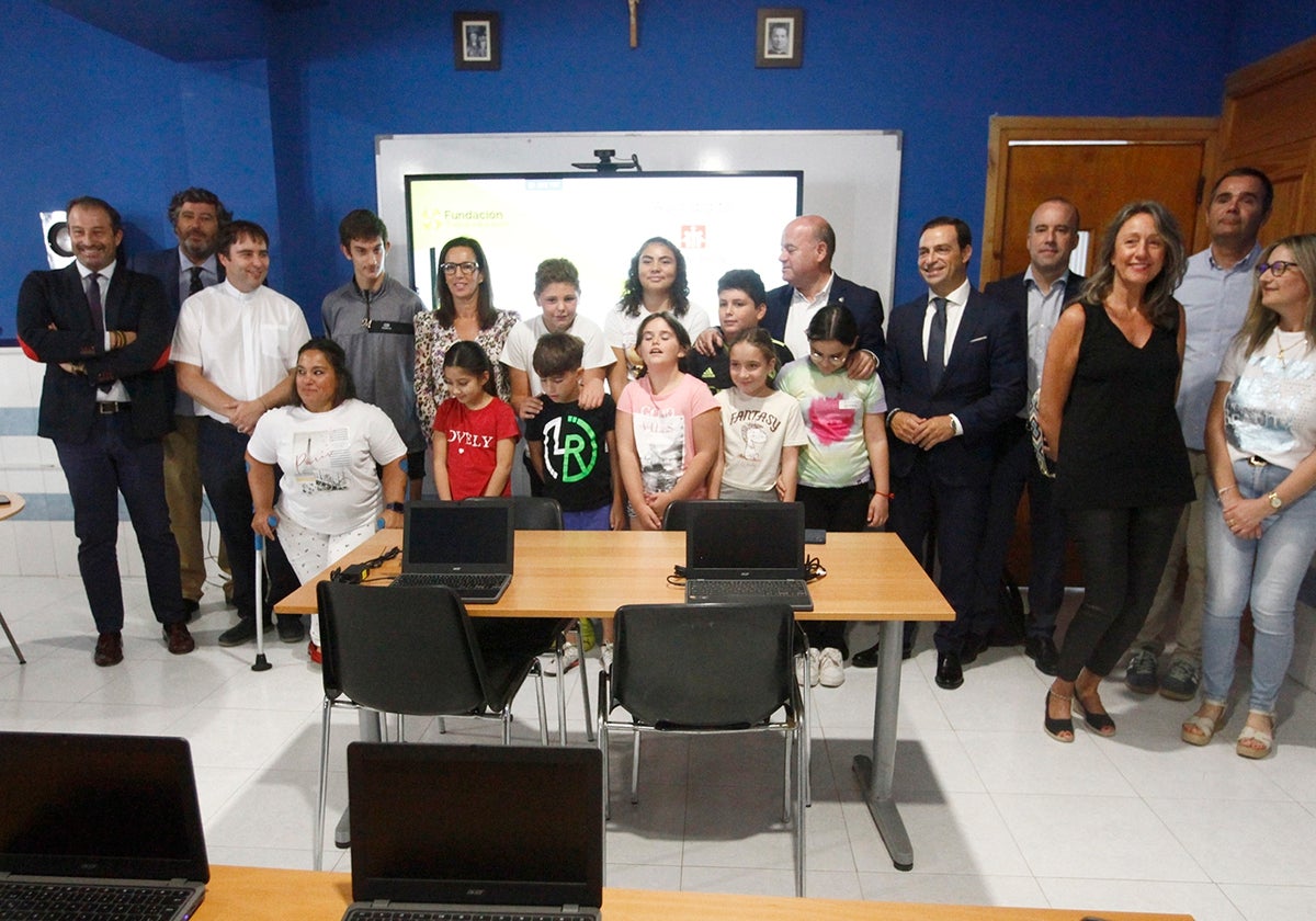 Representantes del Colegio de los Salesianos, del Ayuntamiento de Antequera, de la Fundación Trébol y de CaixaBank en el nuevo aula digital