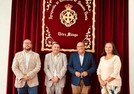 El presidente de la Agrupación de Cofradías de la Semana Santa veleña y el alcalde, con los dos protagonistas.