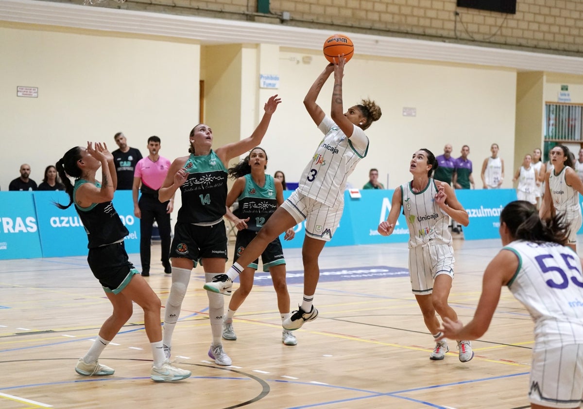 Imagen principal - El Unicaja Mijas se lleva una igualada Copa de Andalucía