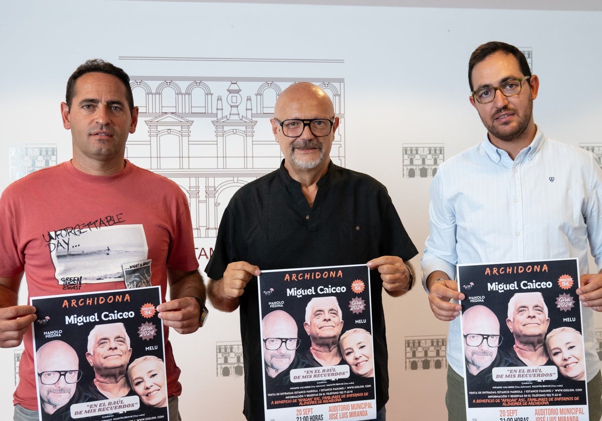 De derecha a izquierda; Higinio Jiménez, representante de AFADAR; Manolo Medina, protagonista de la obra y Pablo Garrido, Alcalde de Archidona.