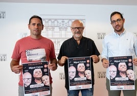 De derecha a izquierda; Higinio Jiménez, representante de AFADAR; Manolo Medina, protagonista de la obra y Pablo Garrido, Alcalde de Archidona.