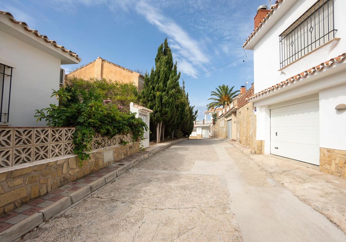 Imagen de la calle en la que se va a actuar en la urbanización Torres Viejas de Macaca en Nerja.