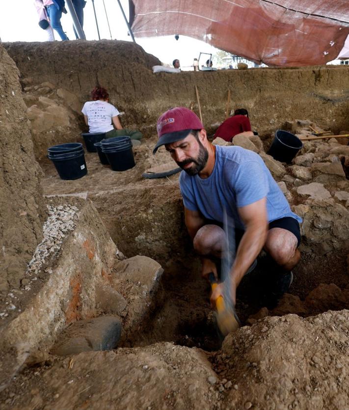 Imagen secundaria 2 - El Cerro del Villar reconstruye su historia con nuevos hallazgos: del incendio que lo protegió a la cabeza de mujer en terracota