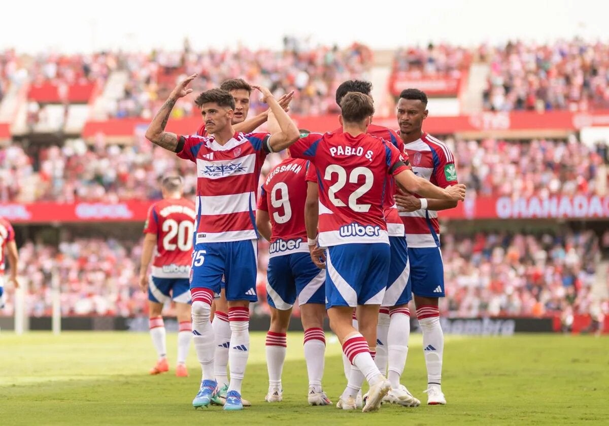 La plantilla del Granada celebra un gol en Los Cármenes, su campo.