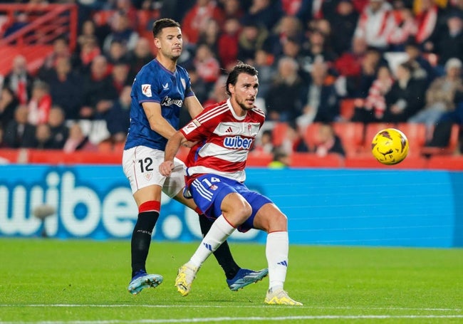 El exmalaguista Ignasi Miquel, en un partido de la pasada temporada con el Granada.