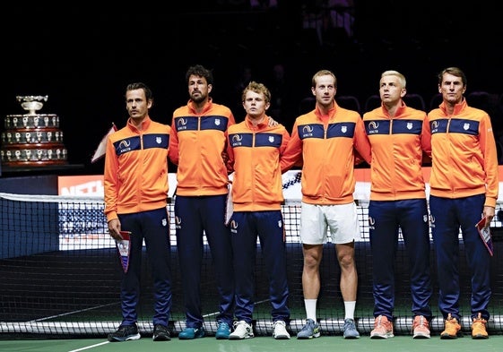 El equipo de Países Bajos en la fase de grupos de Bolonia, con Wesley Koolhof, Robin Haase, Jesper de Jong, Botic van de Zandschulp, Tallon Griekspoor y su capitán, Paul Haarhuis.