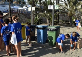 Voluntarios durante la limpieza en Malapesquera.