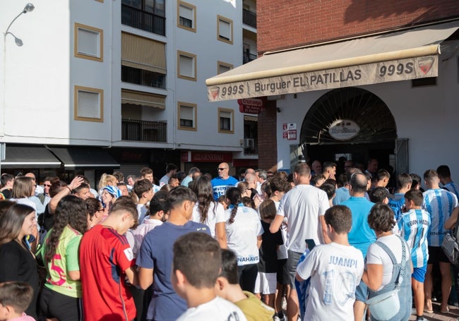 Largas colas de aficionados en Ronda este miércoles para obtener un autógrafo de Kevin.