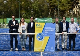 Organizadores, patrocinadores e instituciones, junto al cartel de la prueba este jueves en Los Monteros Racket Club, del Hotel Kimpton Los Monteros.