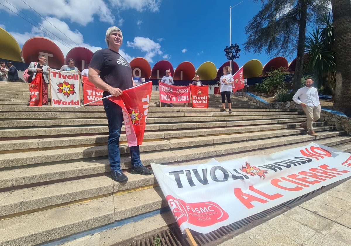 Ex trabajadores de Tivoli exigiendo la reapertura del parque el día de su 50 cumpleaños.