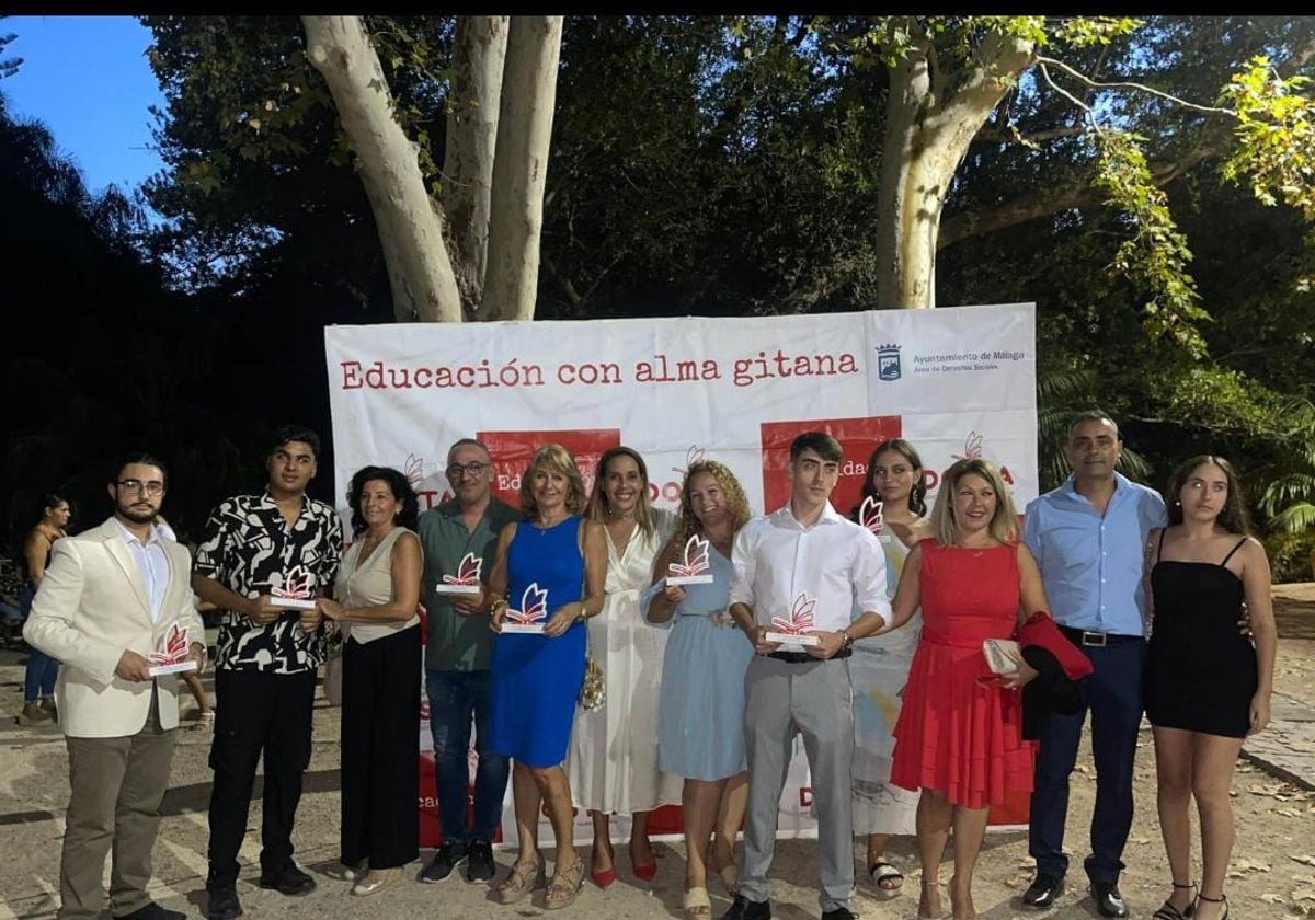 Concejalas y personal de Asuntos Sociales, durante el acto de entrega del premio.