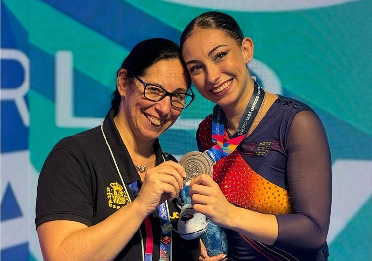 Baldizzone, posando con la medalla junto a su madre y entrenadora, Angélica Morales.