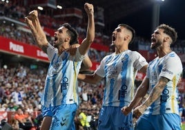 Nelson Montes celebra junto a sus compañeros el segundo tanto del Málaga, el del empate definitivo