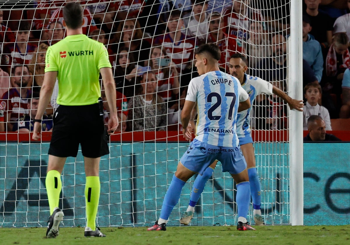 Chupete, defendiendo una acción de ataque del Granada.