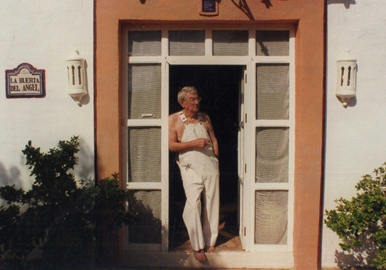 Robert Harvey, en actitud desenfadada, en la puerta de La Huerta del Ángel.