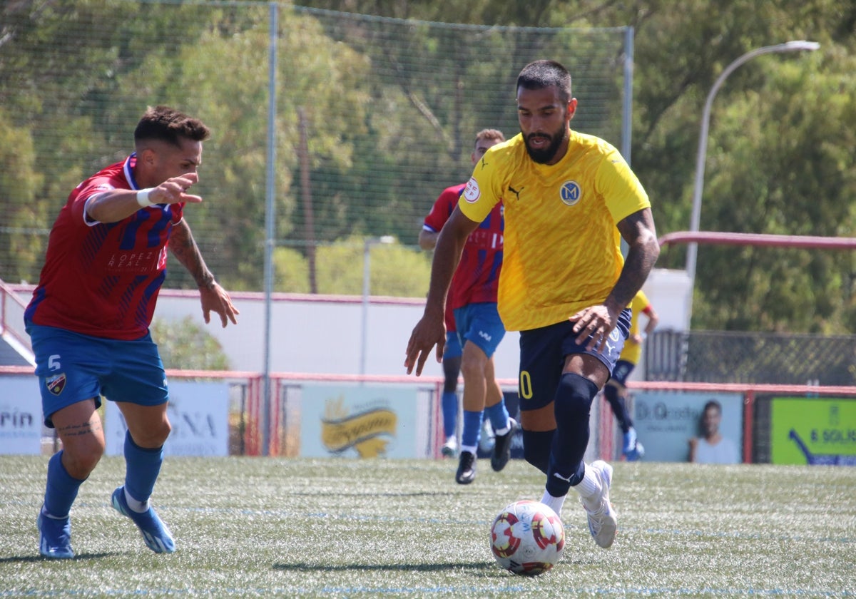 Essomba, jugador del Marbellí, conduce el balón.