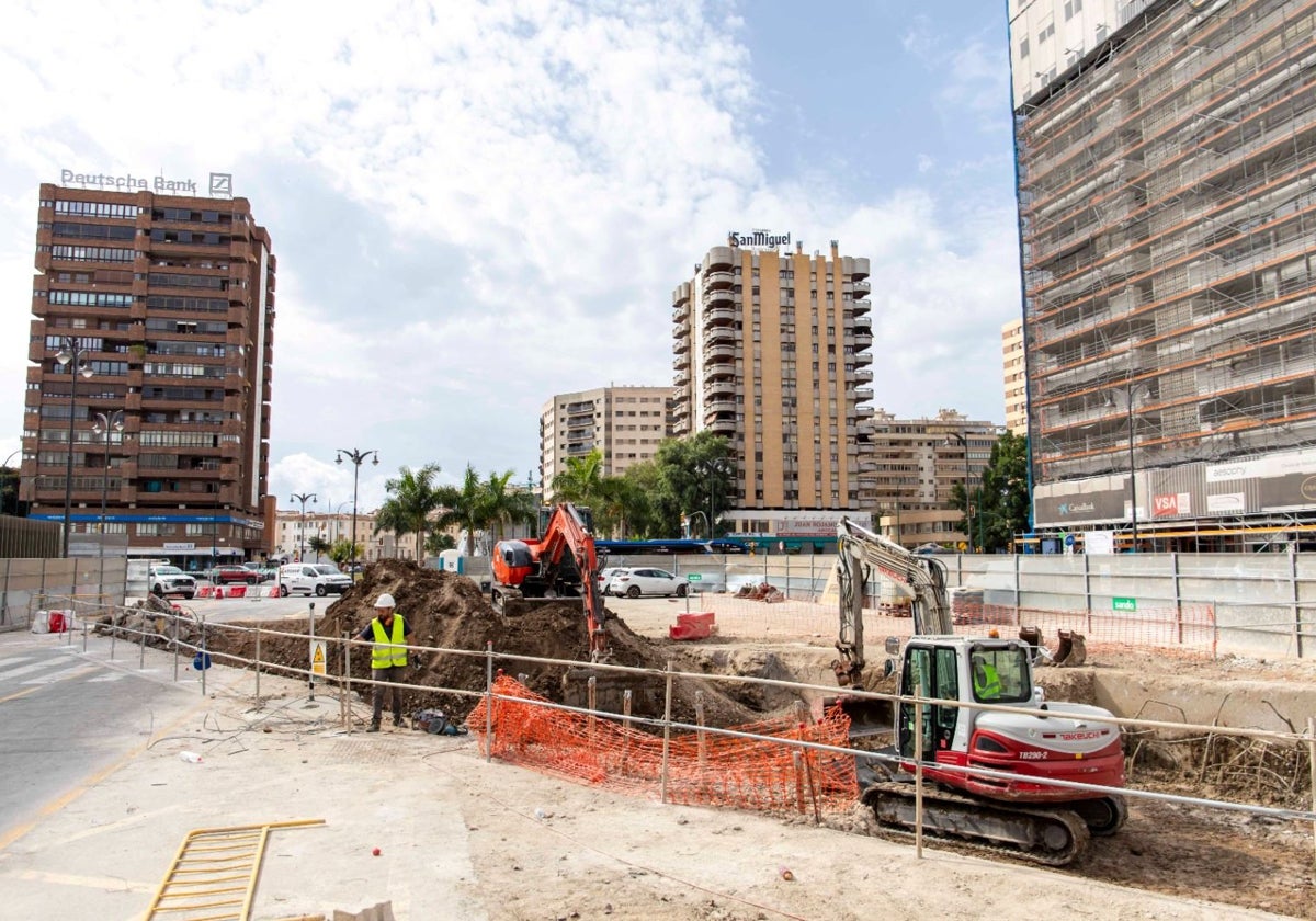 Trabajos de excavación arqueológica frente a El Corte Inglés.