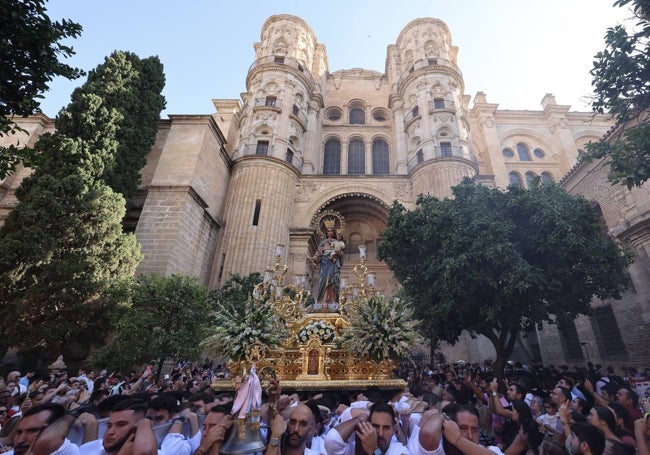 María Auxiliadora inició su salida extraordinaria desde el interior de la Catedral.