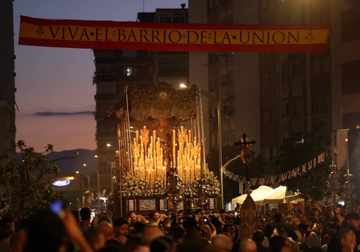 La Virgen de Dolores y Esperanza a su paso por la calle La Unión.