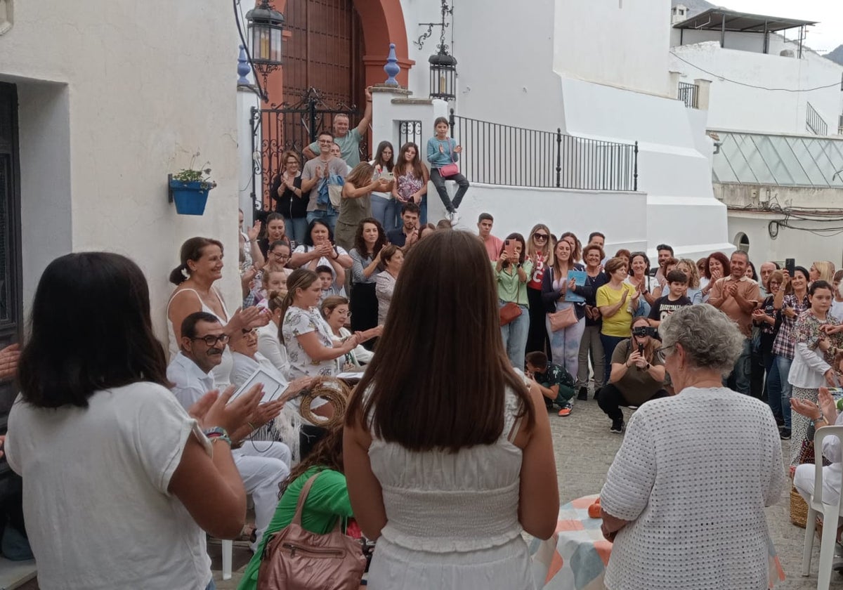 Los protagonistas durante la actuación en las calles de Yunquera.