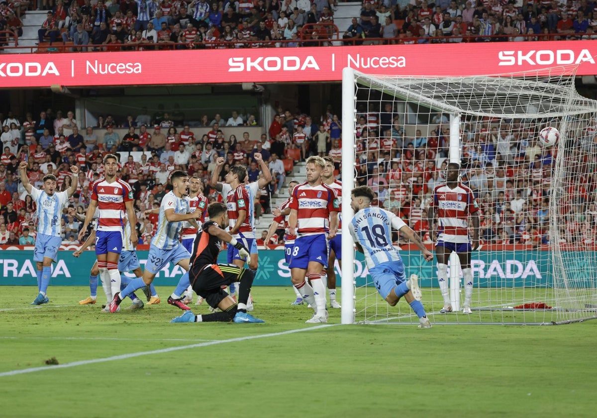 Los jugadores del Málaga celebran el segundo gol en el periodo de descuento del encuentro disputado en Los Cármenes.