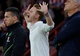 Guillermo Abascal da instrucciones a sus jugadores en el partido frente al Málaga.