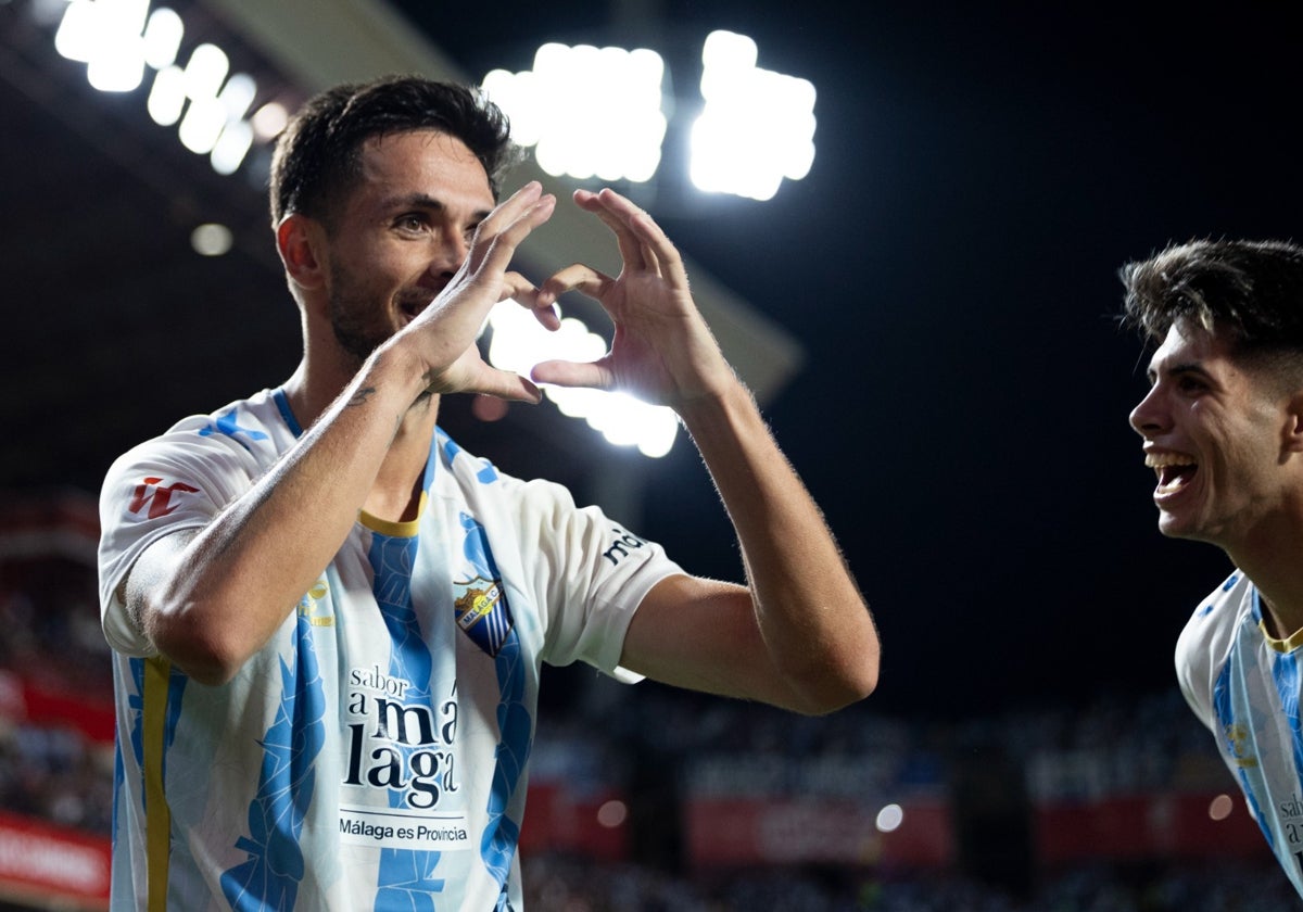 Nelson Monte celebra su gol frente al Granada, haciendo el gesto de un corazón.