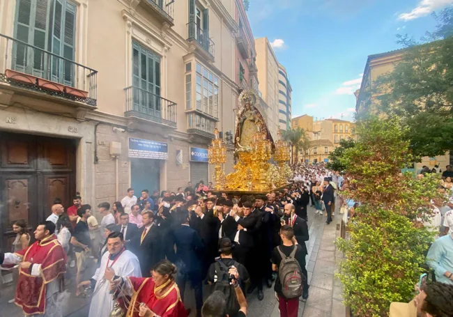 La Virgen de los Remedios a su paso por la calle Carretería.