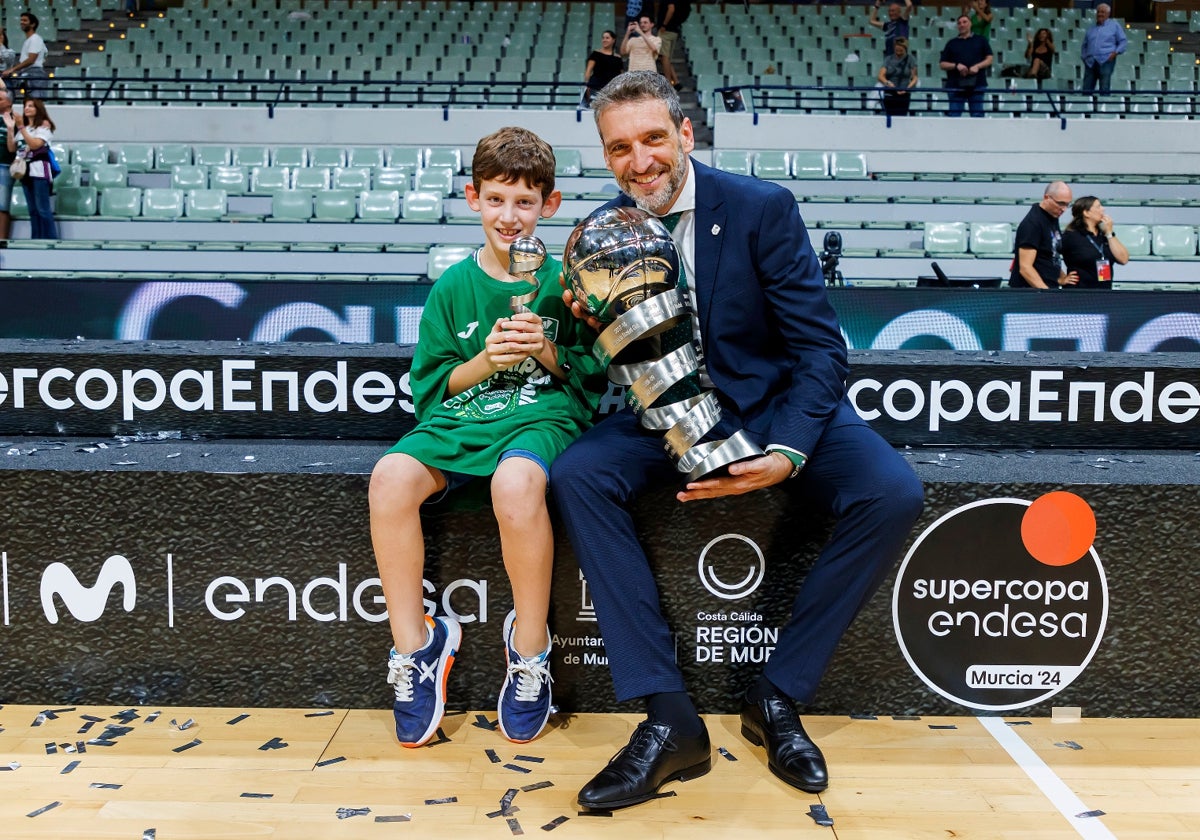 Ibon Navarro, con su hijo Aritz y la Supercopa Endesa.