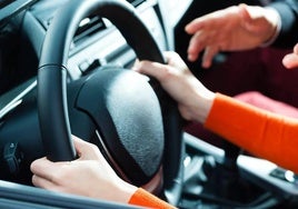 Imagen de archivo de una conductora al volante de un coche.