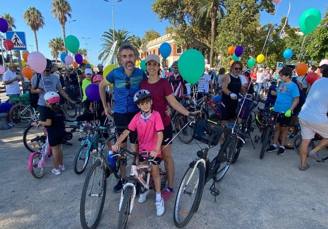 Juan Carlos Cortés, Marta Gallego y su hijo Pablo participaron en la 'Bicicletada'.