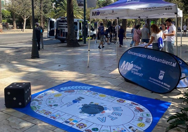 Taller de concienciación ambiental y al fondo de sensibilización vial.