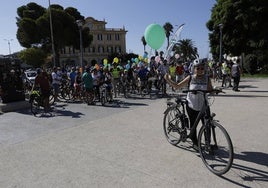 'Bicicletada' en la explanada del puerto, organizada por Ruedas Redondas.