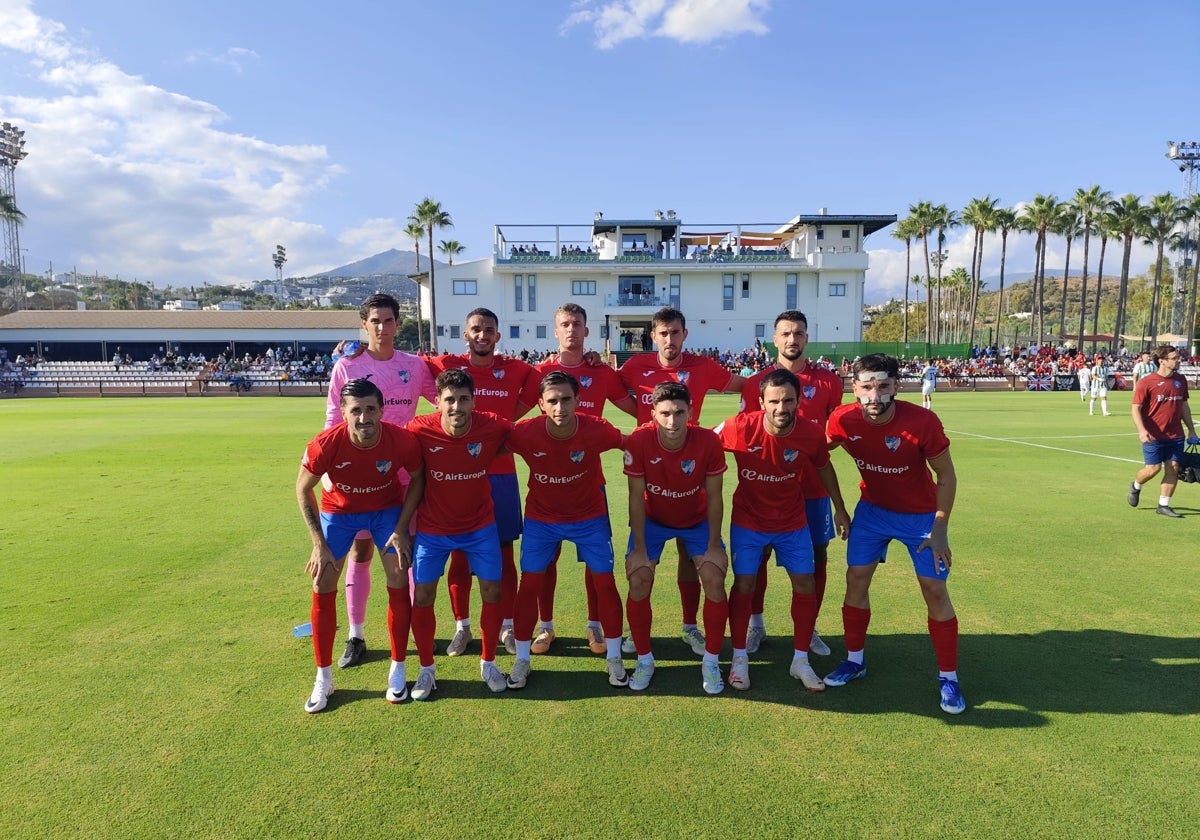 Los jugadores del Estepona, antes del partido frente al Torremolinos.