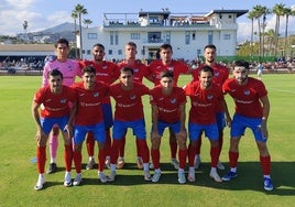 Los jugadores del Estepona, antes del partido frente al Torremolinos.