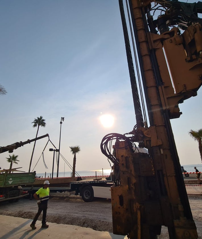 Imagen secundaria 2 - Trabajos para la renovación de la red de saneamiento en la costa de Fuengirola.